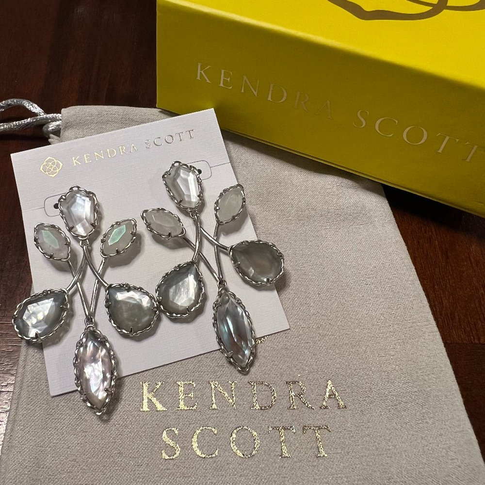 NWOT Kendra Scott Gwenyth earrings in Ivory Mix